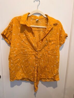 Old Navy Yellow Button-Front Short Sleeve Top with White Daisy Print